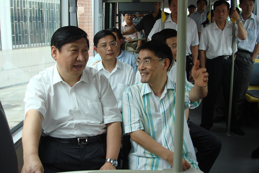 In 2007 President Xi Jinping (then Secretary of Shanghai municipal Party committee) tried to take the first hydrogen fuel cell bus of Sunlong bus and spoke highly of it after the trial