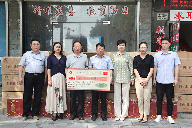 Loving dedication, government and enterprises together, SUNLONG BUS donated caring materials to the management committee of Xinzhuang Industrial Zone