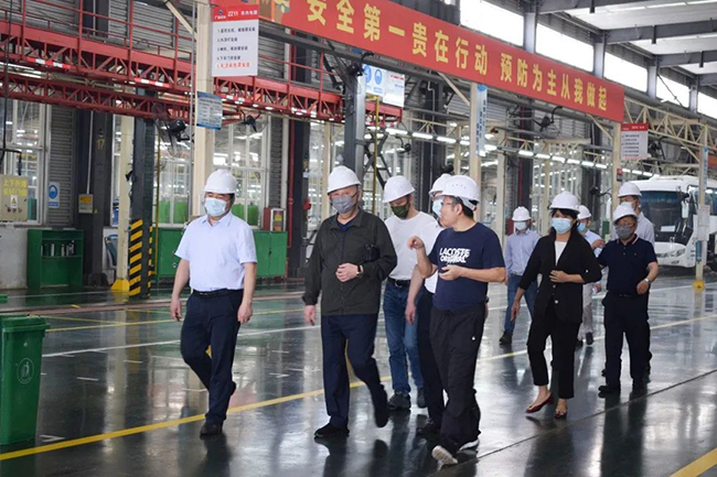 Liu Shengyou, member of the Standing Committee of the Nanning Municipal Party Committee, Executive Vice Mayor and Secretary-General of the Nanning Municipal Party Committee, and his delegation visited Guangxi SUNLONG Automobile Manufacturing Co., Ltd. for investigation and guidance