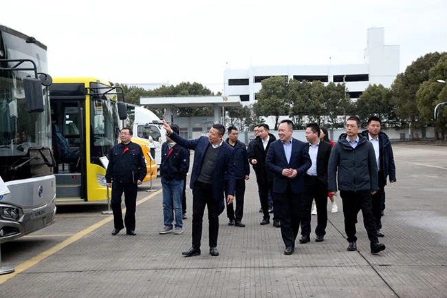 Chongqing Shuangqiao Government Delegation Investigates Shanghai SUNLONG BUS